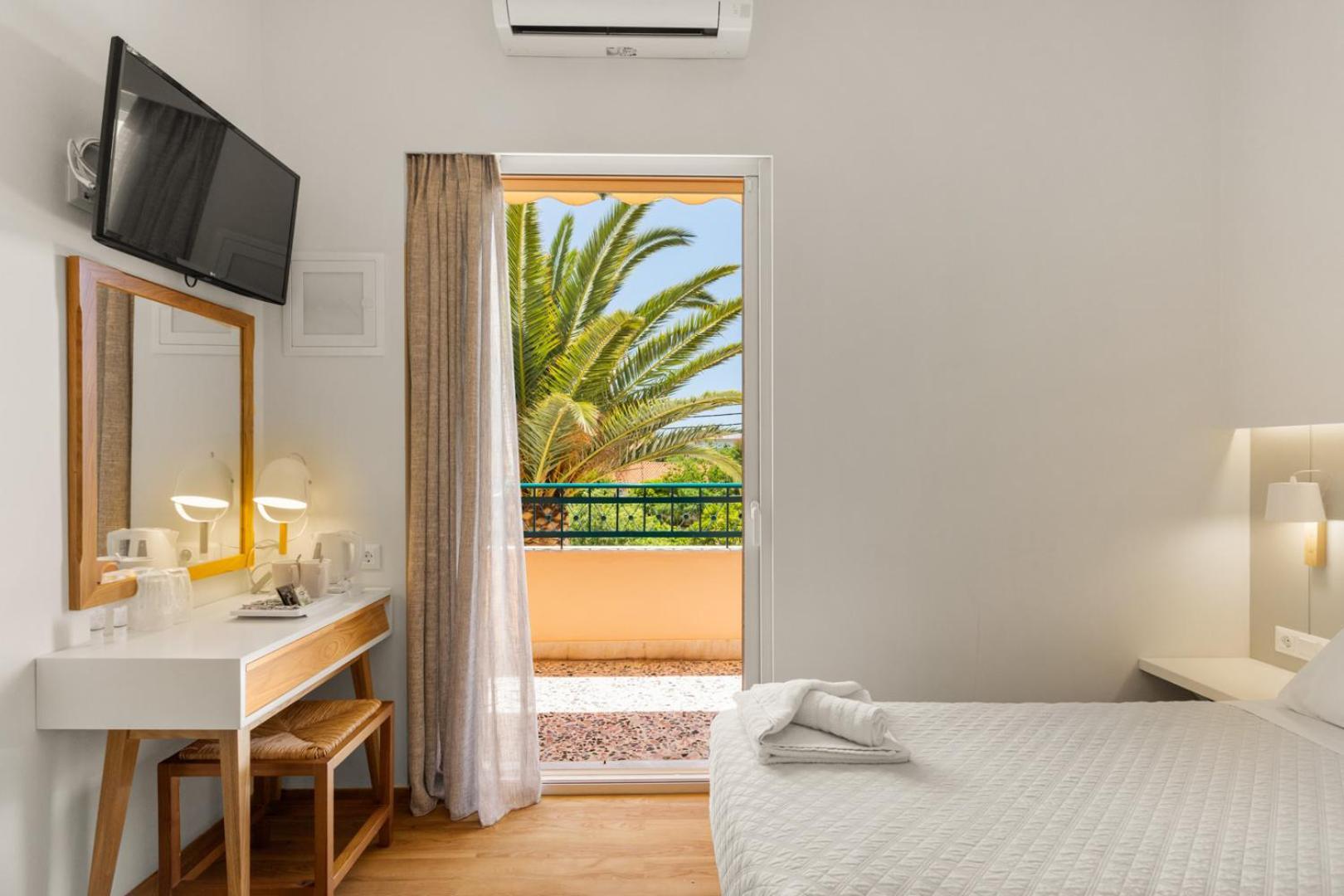 Lefktron Hotel Stoupa Bagian luar foto